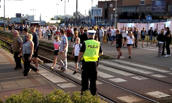 policjanci zabezpieczają mecz