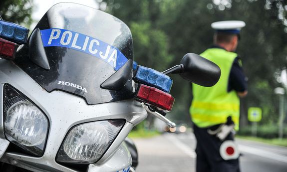 policjant ruchu drogowego i motocykl