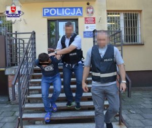 zatrzymany prowadzony przez policjantów