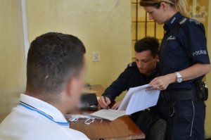 policjanci wykonują czynności z zatrzymanym