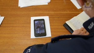 policjanci wykonują czynności z zatrzymanym