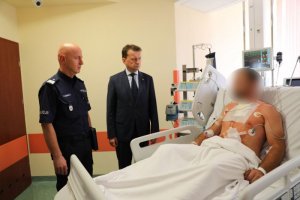 Szef MSWiA wraz z Komendantem Głównym Policji odwiedził w szpitalu rannego po pościgu policjanta