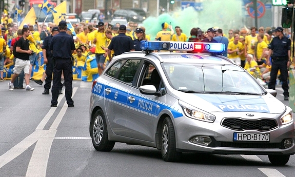 policjanci zabezpieczają przejście kibiców