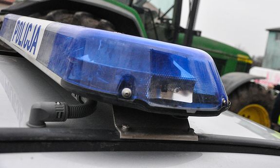 Napis policja na radiowozie