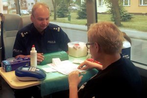 pobór krwi przed wschowską komendą policji