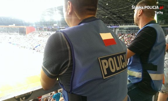 Policyjne zabezpieczenie meczu w Tychach