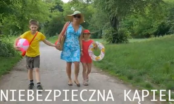 Kobieta z dziećmi i napis: Niebezpieczna kąpiel