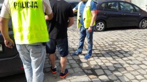 zatrzymany prowadzony przez policjantów