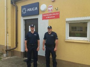 policjanci z nowo otwartego posterunku w Michałowie, którzy udzielili pomocy kitesurferowi