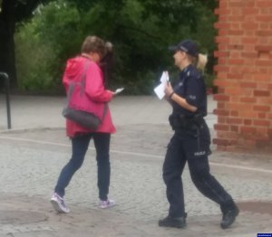 Policjanci uświadamiają: Nie pomagasz dając pieniądze na ulicy!