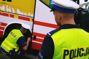 Policjanci kontrolują autokary