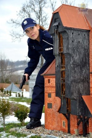 policjantka obok miniatury gdańskiego żurawia