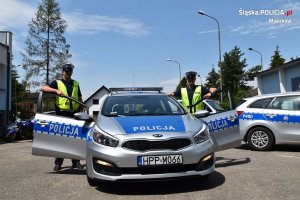 policjanci przy radiowozie