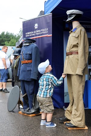 dziecko przy stoisku Biura Historii i Tradycji Policji KGP