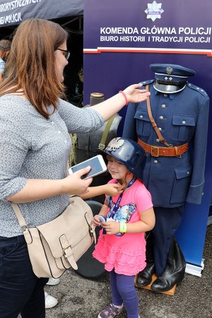 matka z dzieckiem przy stoisku Biura Historii i Tradycji Policji KGP