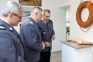 Zastępca Komendanta Głównego Policji nadinsp. Jan Lach i Kom. Krzysztof Musielak p.o. Dyrektora Biura Historii i Tradycji KGP