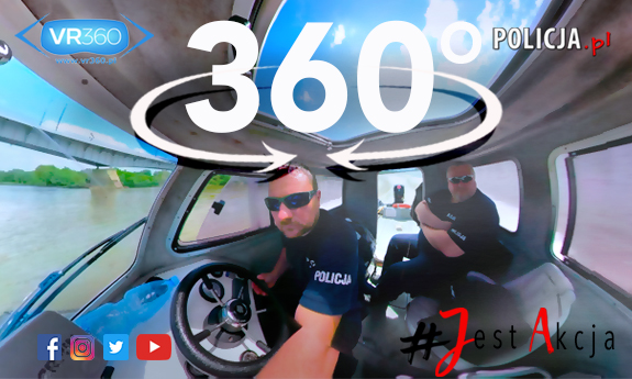 Policyjni wodniacy w kabinie łodzi, napis #JestAkcja i 360°