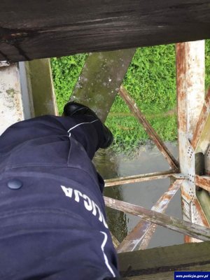 Policjant stoi na moście