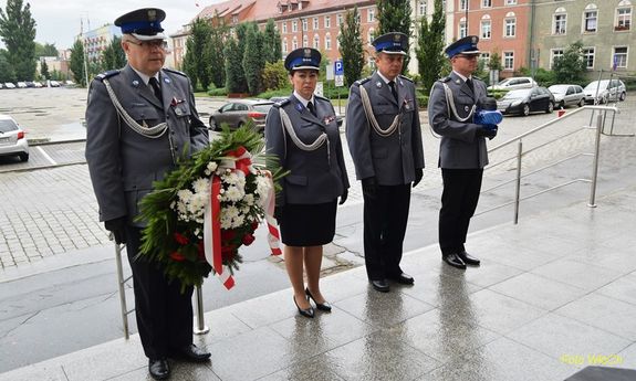 składanie kwiatów pod tablicą upamiętniającą poległych na służbie policjantów