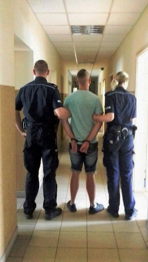 zatrzymany prowadzony przez policjantów