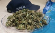 Czapka policyjna i zabezpieczona marihuana
