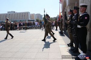 Uroczysta zmiana posterunku honorowego przed Grobem Nieznanego Żołnierza