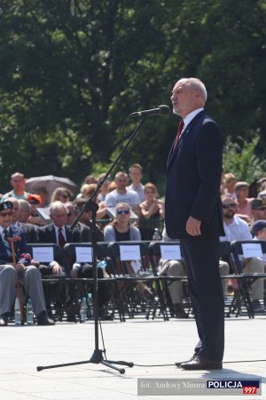 Uroczysta zmiana posterunku honorowego przed Grobem Nieznanego Żołnierza