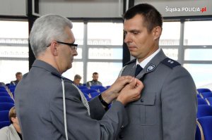 podkom. Sebastian Fabiański otrzymuje medal