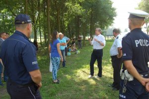 mężczyzna tłumaczy policjantom scenariusz symulacji