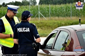 policjanci prowadzący akcję profilaktyczną na MOP-ach przy autostradzie A-1