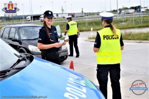 policjanci prowadzący akcję profilaktyczną na MOP-ach przy autostradzie A-1