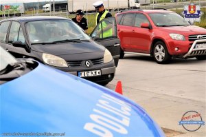 policjanci prowadzący akcję profilaktyczną na MOP-ach przy autostradzie A-1