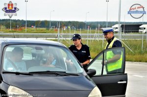 policjanci prowadzący akcję profilaktyczną na MOP-ach przy autostradzie A-1