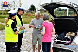 policjanci prowadzący akcję profilaktyczną na MOP-ach przy autostradzie A-1