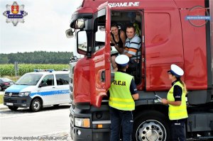 policjanci prowadzący akcję profilaktyczną na MOP-ach przy autostradzie A-1