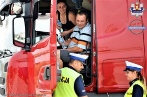 policjanci prowadzący akcję profilaktyczną na MOP-ach przy autostradzie A-1