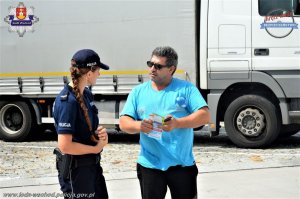 policjanci prowadzący akcję profilaktyczną na MOP-ach przy autostradzie A-1