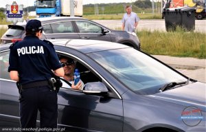 policjanci prowadzący akcję profilaktyczną na MOP-ach przy autostradzie A-1