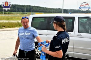 policjanci prowadzący akcję profilaktyczną na MOP-ach przy autostradzie A-1