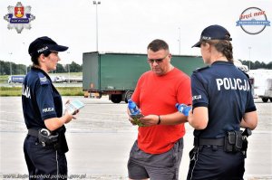 policjanci prowadzący akcję profilaktyczną na MOP-ach przy autostradzie A-1