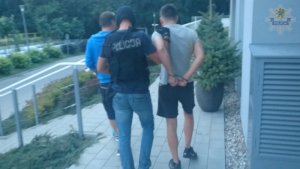 policjanci prowadzą zatrzymanego