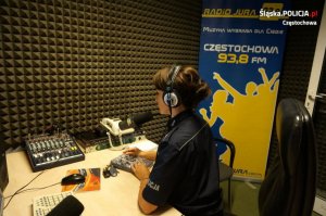 policjantka w studiu radiowym