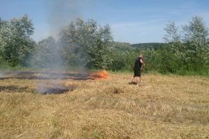 policjant gasi pożar