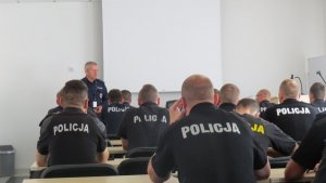 Policjanci oddziałów prewencji w służbie mieszkańcom terenów spustoszonych nawałnicą