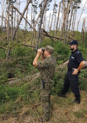 Policjanci oddziałów prewencji w służbie mieszkańcom terenów spustoszonych nawałnicą