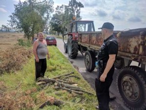 Policjanci oddziałów prewencji w służbie mieszkańcom terenów spustoszonych nawałnicą