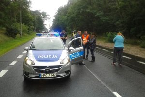 policjanci z motocyklistami na trasie na zlot