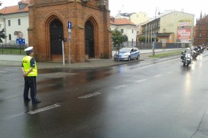 Policjant obserwuje paradę motocyklistów
