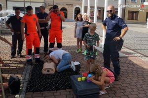 dziewczynka wykonuje zadanie w alkogoglach, a kobieta uczy się resuscytacji