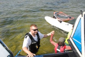 Policyjni &quot;wodniacy&quot; pomogli uprawiającej windsurfing 12-latce